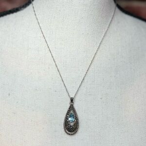 BEAUTIFUL Teardrop pendant necklace.
